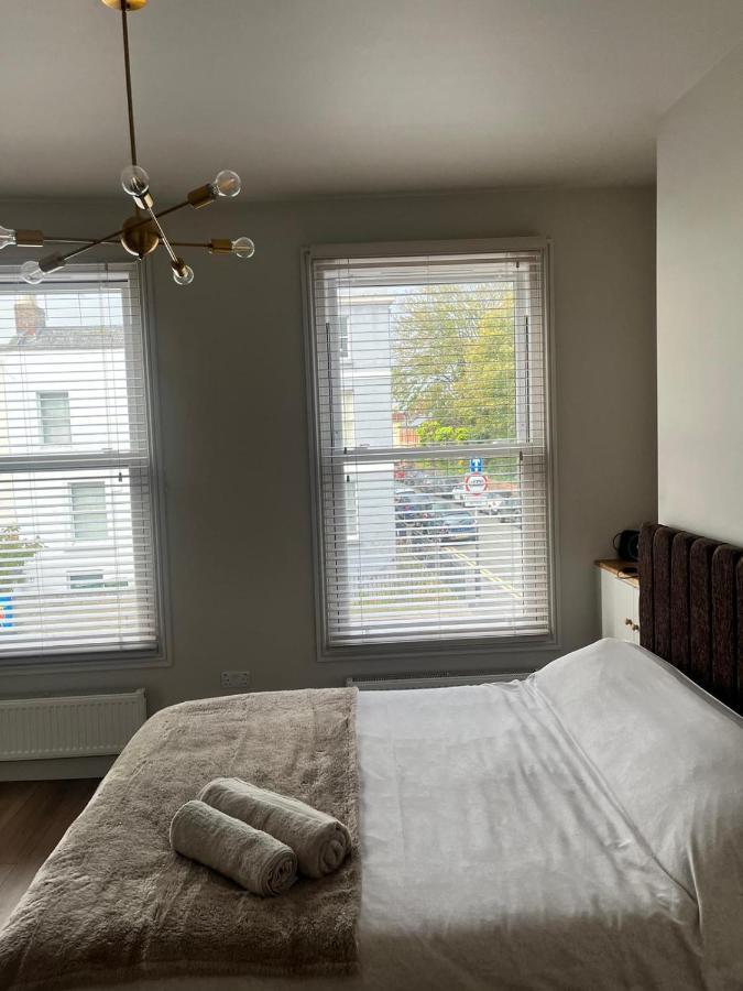 The Curious Apartment, Челтнъм Екстериор снимка
